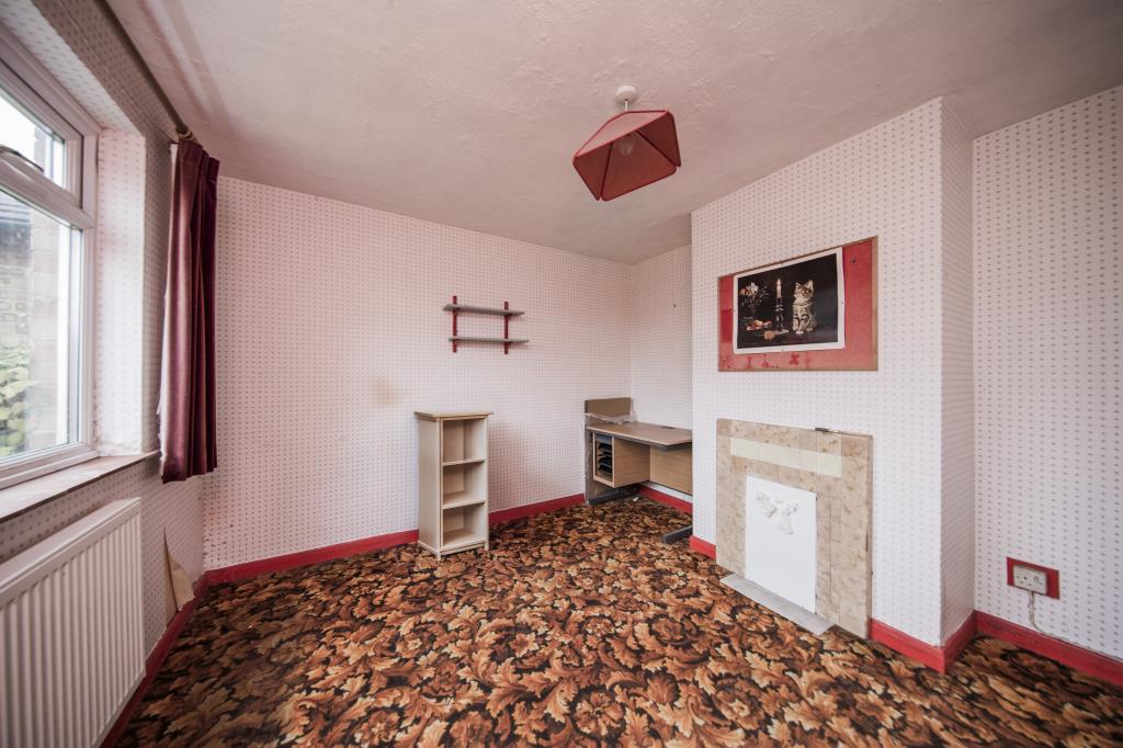 Lot: 7 - SEMI-DETACHED HOUSE FOR IMPROVEMENT - Living Room